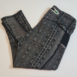 Athleta Capri Leggings Small Black And Gray Aztec Print